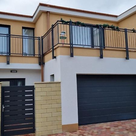 Ferienwohnung Sarkcsillag Teljes Csaladihaz- Star Complete Family House Szegedin Exterior foto