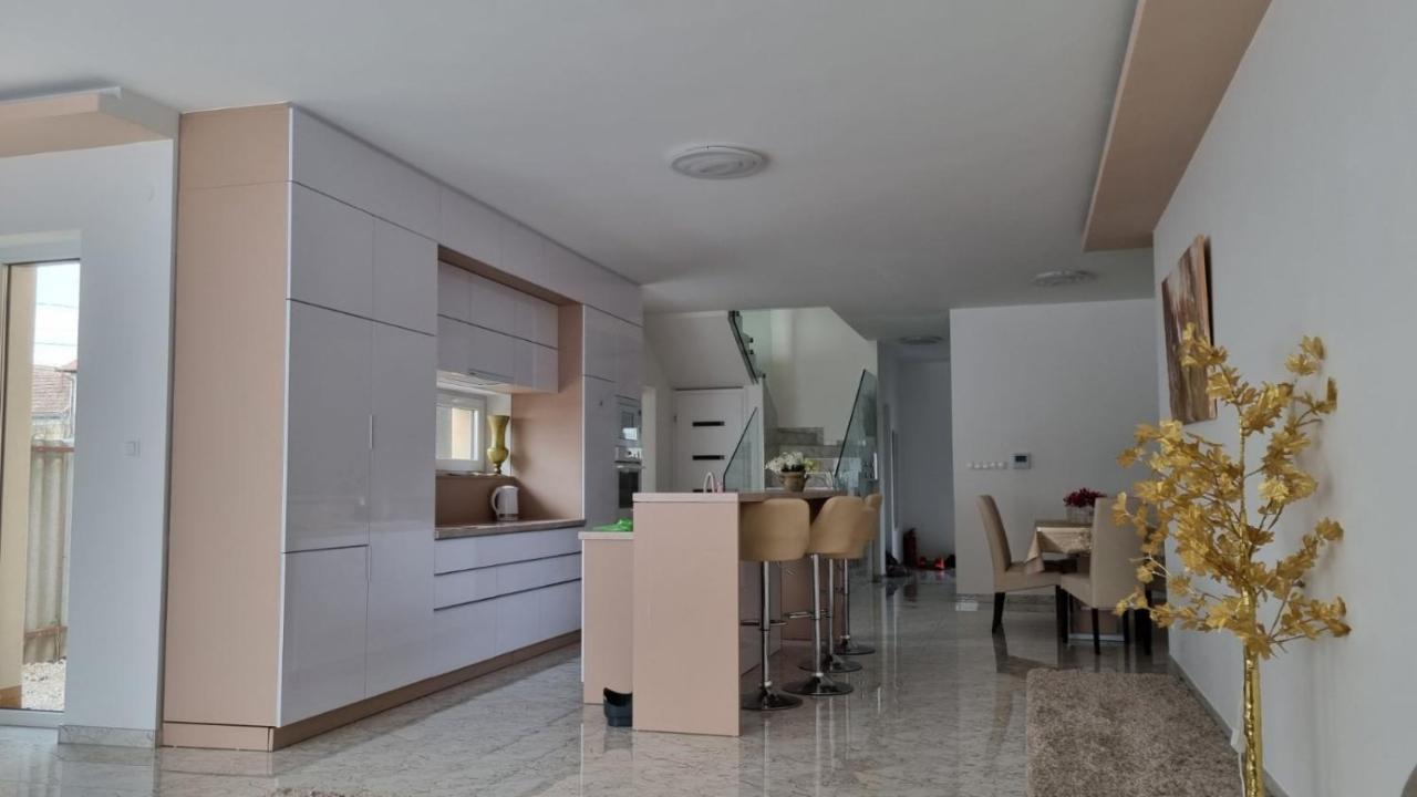 Ferienwohnung Sarkcsillag Teljes Csaladihaz- Star Complete Family House Szegedin Exterior foto