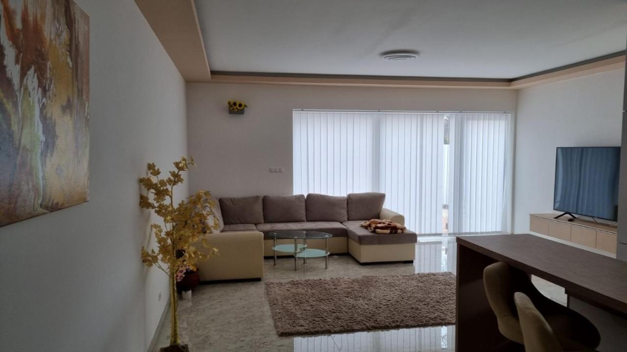 Ferienwohnung Sarkcsillag Teljes Csaladihaz- Star Complete Family House Szegedin Exterior foto