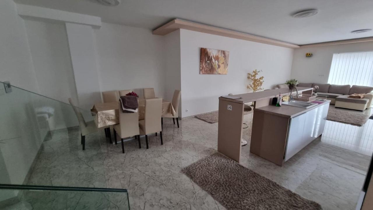 Ferienwohnung Sarkcsillag Teljes Csaladihaz- Star Complete Family House Szegedin Exterior foto