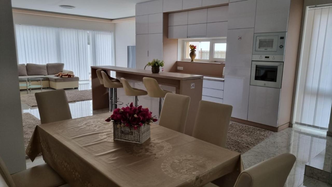 Ferienwohnung Sarkcsillag Teljes Csaladihaz- Star Complete Family House Szegedin Exterior foto